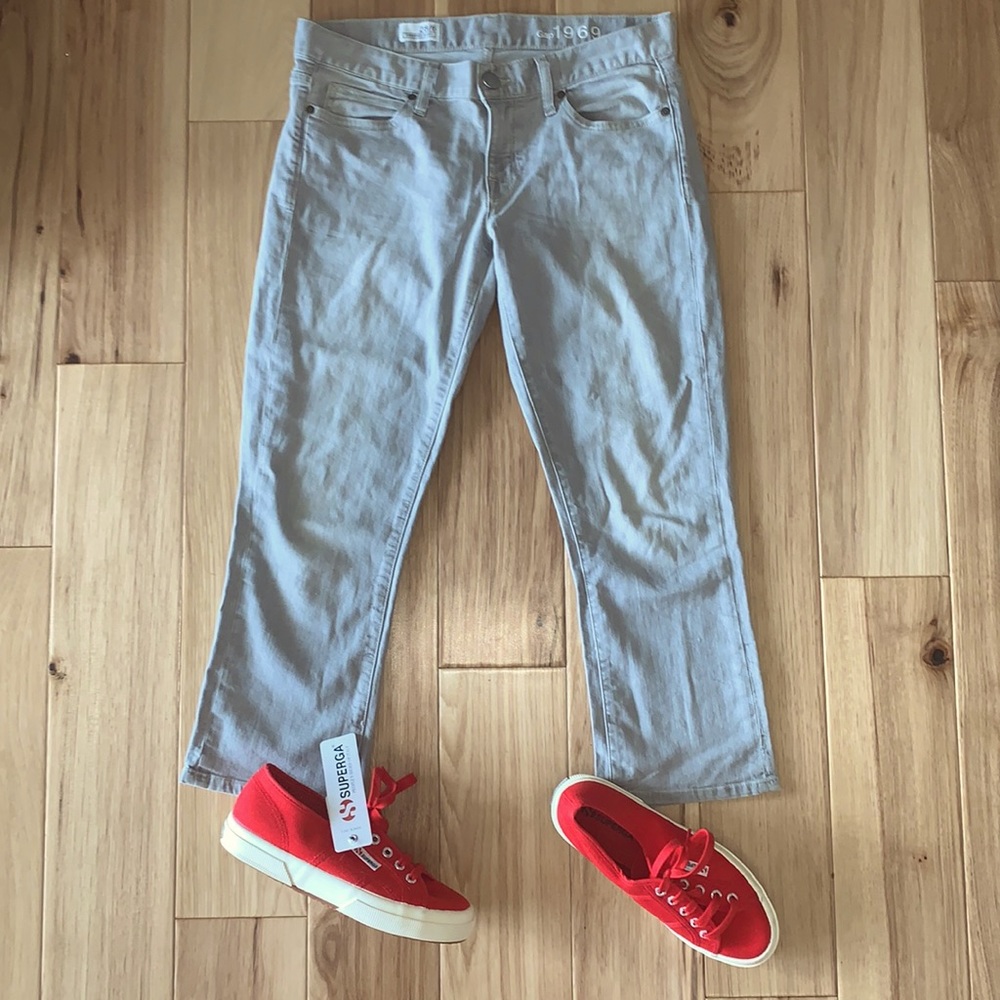 EUC GAP Gray Distressed Cropped Jeans (28/6)